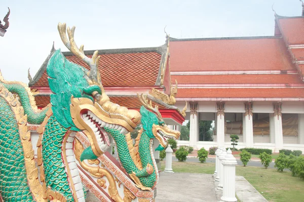 Draak hoofd standbeeld in Thaise tempel — Stockfoto