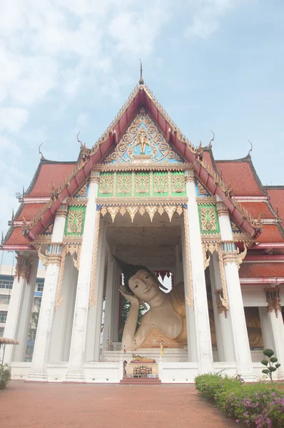Durmiendo gran estatua buddha en templo tailandés — Foto de Stock