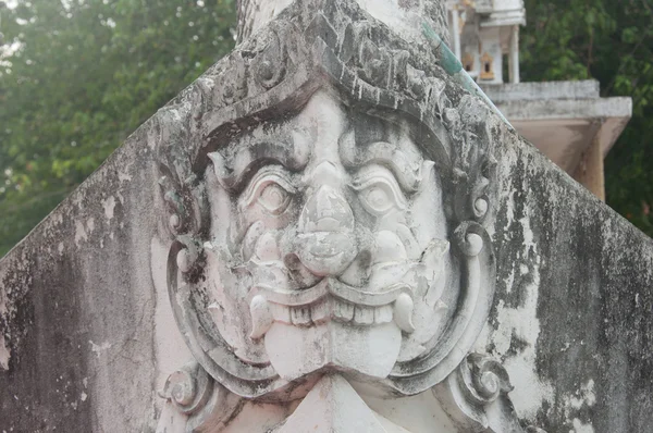 Thailändisches Riesengesicht - Steinmetzarbeit im thailändischen Tempel — Stockfoto