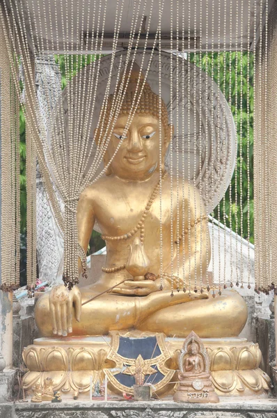 Buddha statue i thai tempel - Stock-foto
