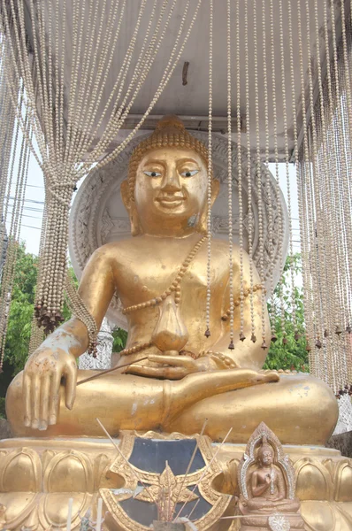Άγαλμα του Βούδα στην ταϊλανδική ναός — Φωτογραφία Αρχείου