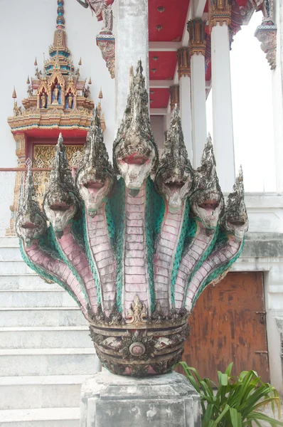 Naga cabeça estátua no templo tailandês — Fotografia de Stock