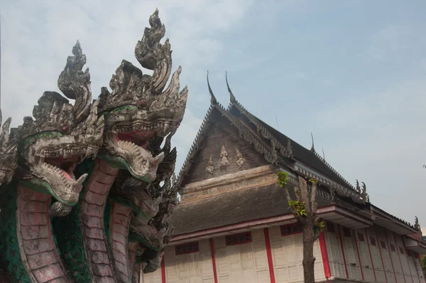 Naga estatua de la cabeza en el templo tailandés — Foto de Stock