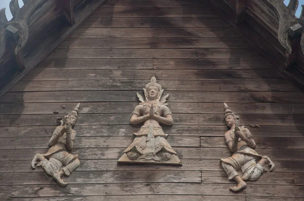 Gottheiten-Schnitzerei auf Holz im thailändischen Tempel — Stockfoto
