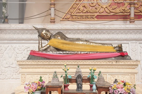 Estatua de buda durmiendo en el templo tailandés —  Fotos de Stock