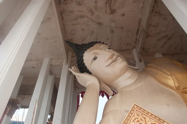 Grande statua buddha addormentata nel tempio tailandese — Foto Stock