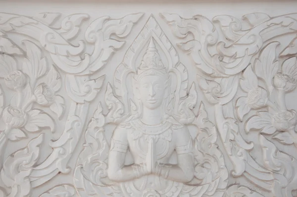 Carving godheid standbeeld in Thaise tempel — Stockfoto
