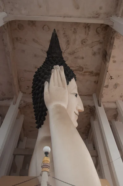 Durmiendo gran estatua buddha en templo tailandés —  Fotos de Stock