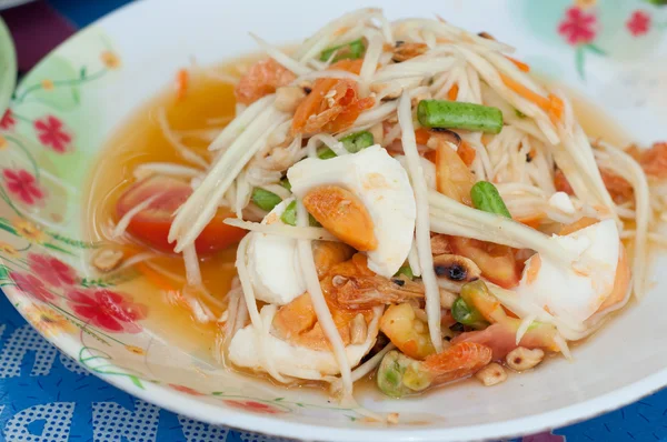 Salada de mamão tailandês com ovo de sal - somtum — Fotografia de Stock