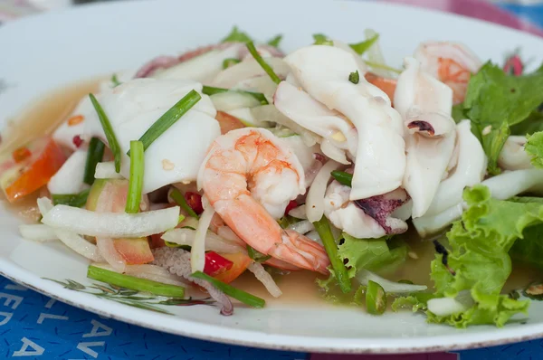 Frito comida picante do mar com vegetais — Fotografia de Stock