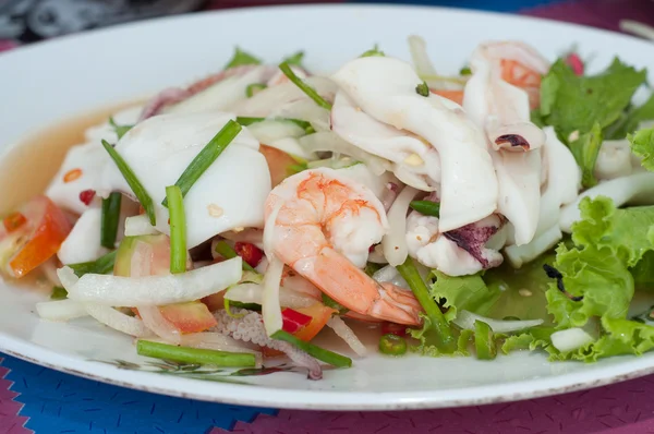 Stekt kryddig fisk och skaldjur med vegetabiliska — Stockfoto