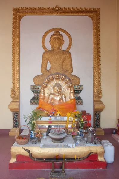 Статуя Будды в тайском храме — стоковое фото