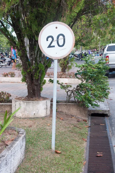 Знак обмеження швидкості 20 кілометрів на годину — стокове фото