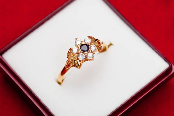 Χρυσό δαχτυλίδι με λευκό και μπλε ζιρκονία enchased — Φωτογραφία Αρχείου