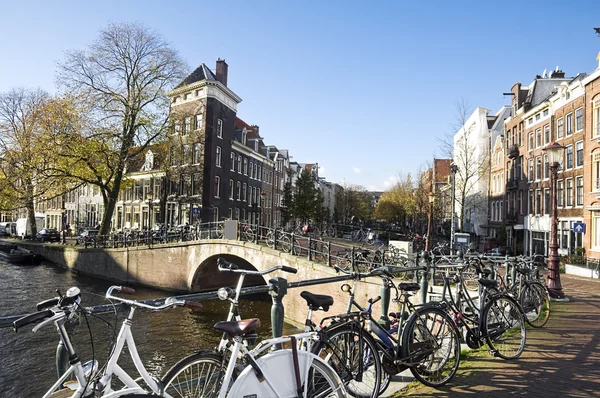 アムステルダムの運河の建物 — ストック写真