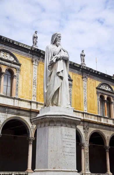 Статуя Dante Аліг'єрі у Вероні — стокове фото
