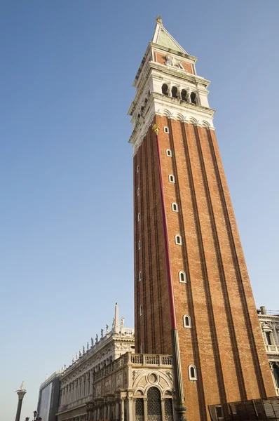 Колокольня Campanile на площади Сан-Марко, Венеция — стоковое фото