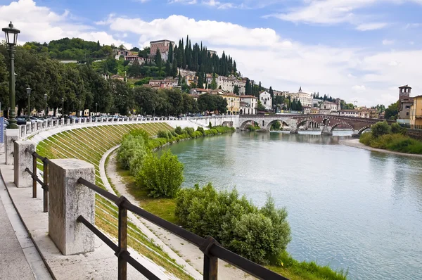 Nábřeží řeky Adige v verona, Itálie — Stock fotografie