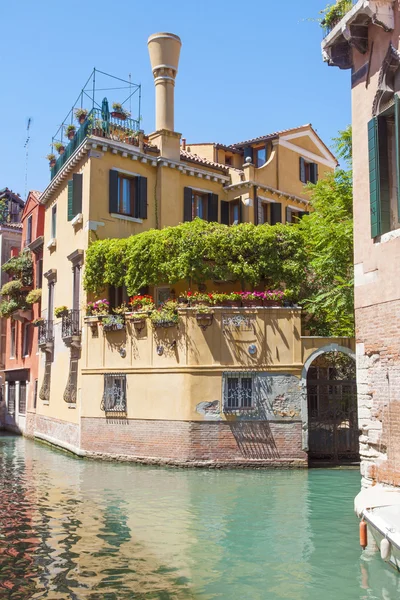 Vecchi edifici a Venezia — Foto Stock