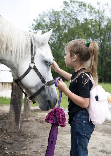 Het kleine meisje en paard — Stockfoto