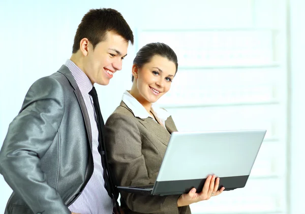 Jonge zakenvrouw met haar collega's met behulp van laptop — Stockfoto