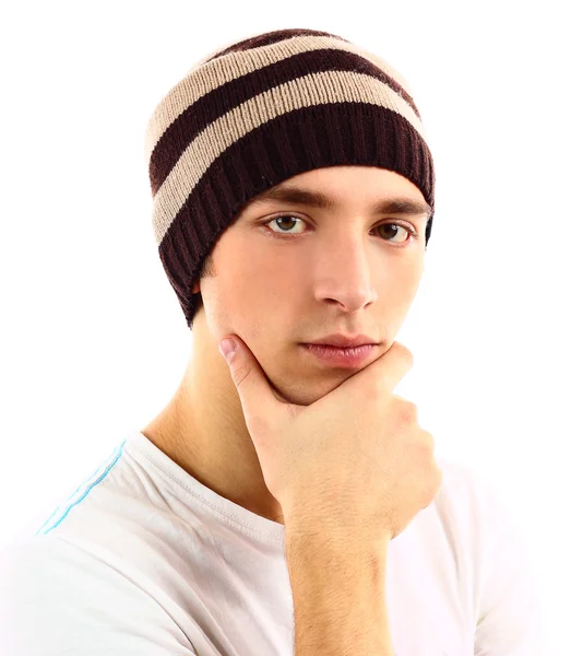 Νεαρός άνδρας σε ένα καφετί καπέλο αγγίζει το πρόσωπό του — Φωτογραφία Αρχείου