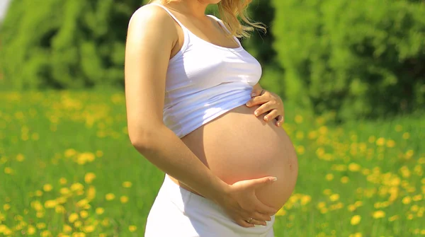Piękny brzuch w ciąży w odkrytym — Zdjęcie stockowe