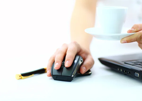 Gros plan de la main de la femme d'affaires sur la souris et une tasse de café — Photo