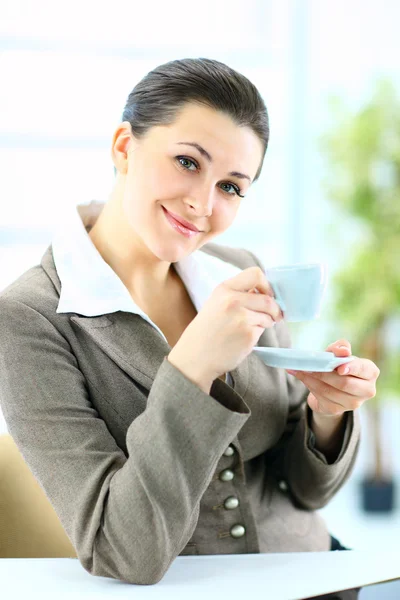 商业杯咖啡的女人 — 图库照片
