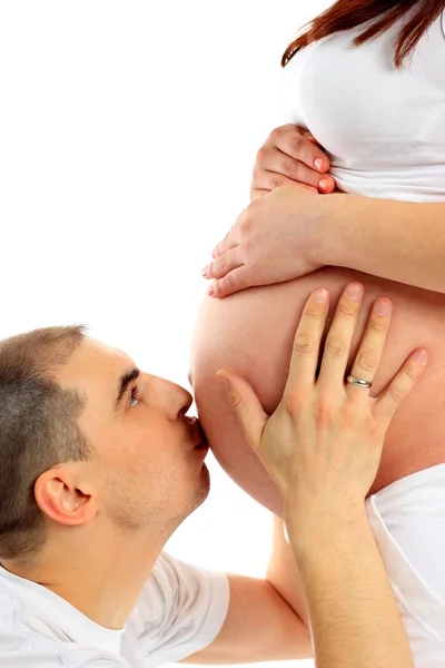 Образ счастливого мужчины, целующего беременный живот своей жены — стоковое фото