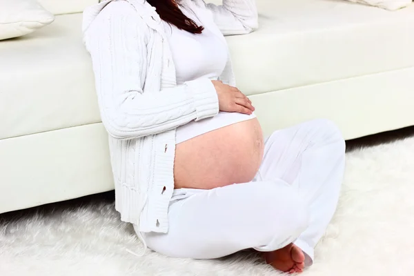 Afbeelding van zwangere vrouw aanraken van haar buik met handen — Stockfoto