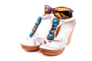 kadın beyaz yaz sandalet ve güneş gözlüğü