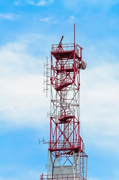Torre de comunicações móveis — Fotografia de Stock
