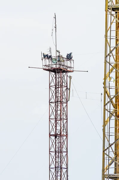 Torre de comunicaciones móviles —  Fotos de Stock