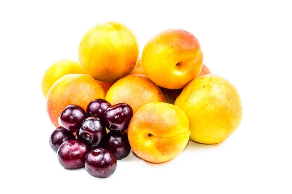 과일은 익은 살구와 붉은 체리 — 스톡 사진