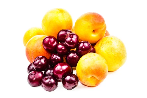 과일은 익은 살구와 붉은 체리 — 스톡 사진