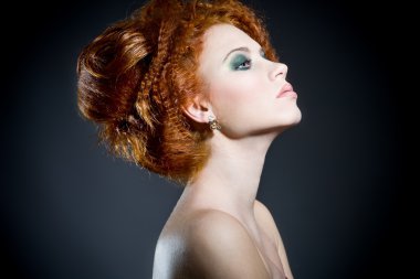 güzel kızıl saçlı kadının profili. mükemmel şık saç stili ve