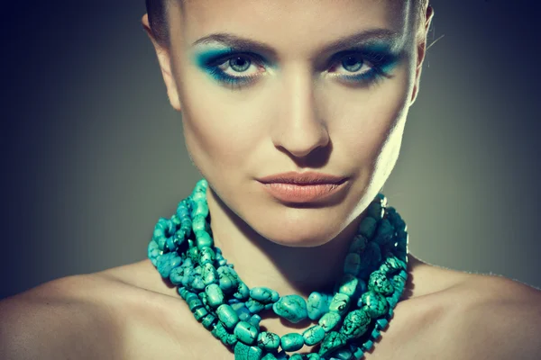 Mooie sexy jonge vrouw met turquoise make-up en — Stockfoto