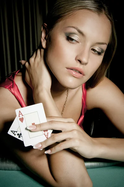 Сексуальная молодая девушка в казино — стоковое фото