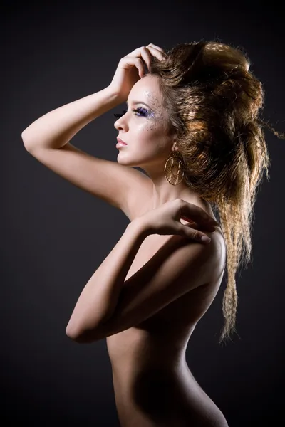 Moda stüdyo uzun saçlı güzel çıplak kadın fotoğrafı — Stok fotoğraf
