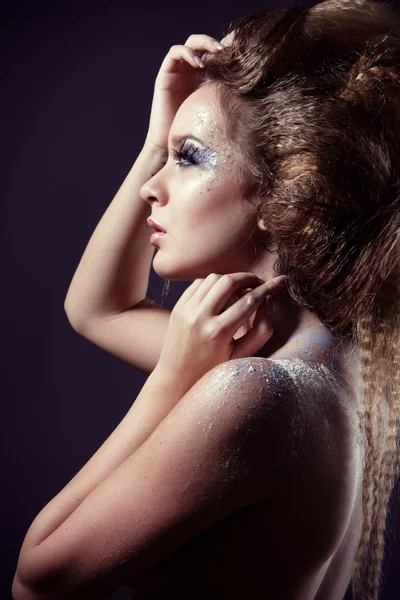 Foto estúdio de moda de mulher nua bonita com cabelo comprido — Fotografia de Stock
