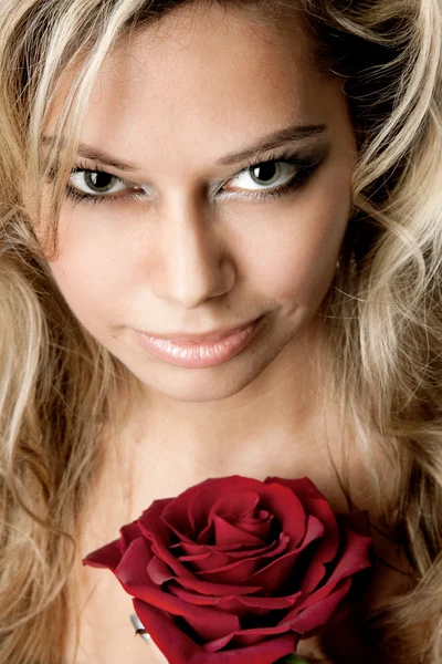 Hermosa chica sosteniendo una rosa — Foto de Stock