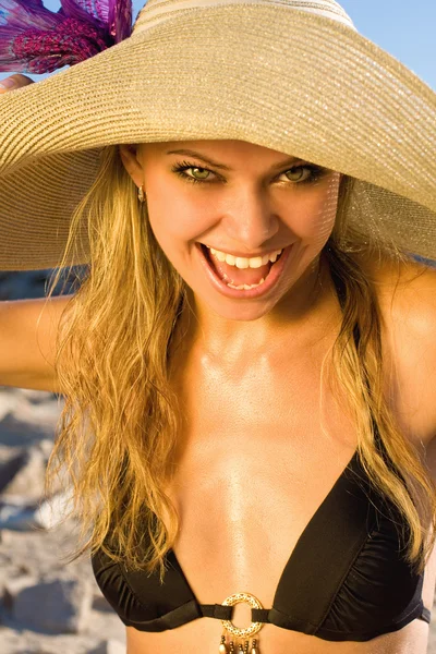 Outdoor Portret van een jonge mooie sexy gelooid blonde vrouw — Stockfoto