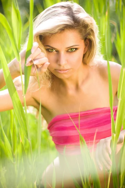 Sexy jovem loira mulher em grama verde — Fotografia de Stock