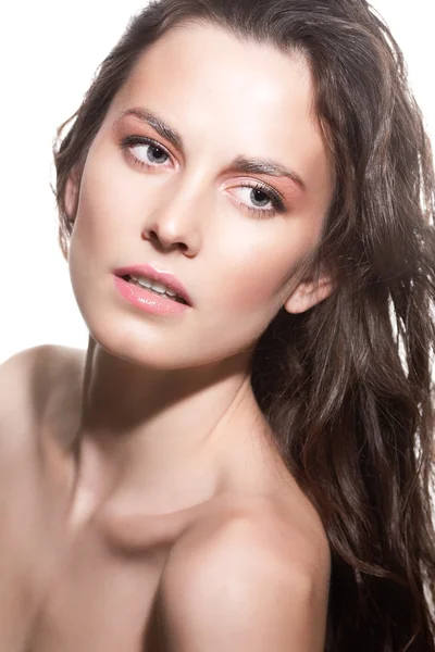 Ansikte med en sexig ung kaukasiska kvinna med naturliga makeup — Stockfoto