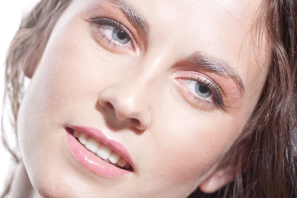 Gesicht einer sexy jungen Kaukasierin mit natürlichem Make-up — Stockfoto