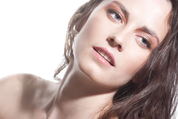 Rosto de uma jovem mulher caucasiana sexy com maquiagem natural — Fotografia de Stock