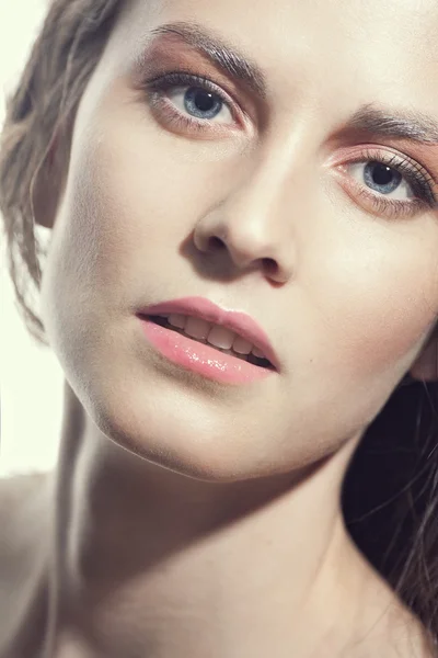 La cara de una sexy joven mujer caucásica con maquillaje natural —  Fotos de Stock