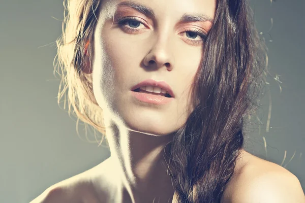 セクシーな日焼けと完璧な肌を持つ美しいブルネットの女性の顔 — ストック写真