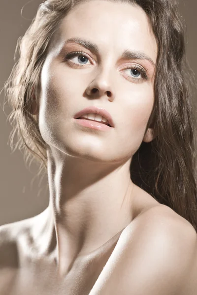Gezicht van een mooie brunette vrouw met sexy tan en perfecte huid — Stockfoto